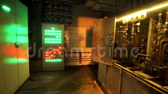 工业遥控机械不同的红色和绿色按钮库存录像在控制室里面视频的预览图