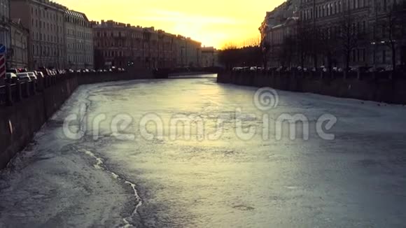 桑克特彼得堡日落冬季天气和冰冻运河视频的预览图
