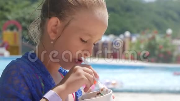 在海滩上吃冰淇淋的少女视频的预览图