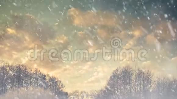 落雪日落的冬季乡村公路视频的预览图