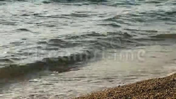 海上日落海浪很小视频的预览图