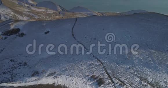 白雪覆盖的沙漠丘陵景观视频的预览图