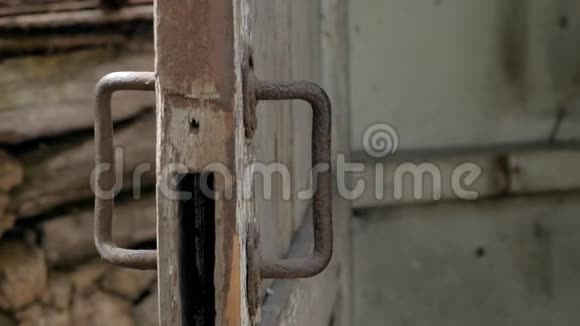 木质破旧的门在一座废弃的建筑中随风摇曳视频的预览图