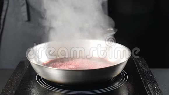 一家餐馆的专业厨师把糖倒进煎锅里煮出美味的酱汁视频的预览图