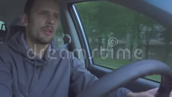 喝醉的司机那个人在开车跳舞在车里喝伏特加的男人道路上的危险视频的预览图