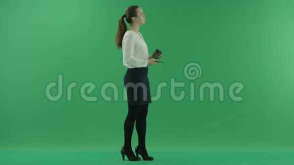 商务女性正在用手机和一杯咖啡或茶交谈她穿着正式的衣服白衬衫和白衬衫视频的预览图