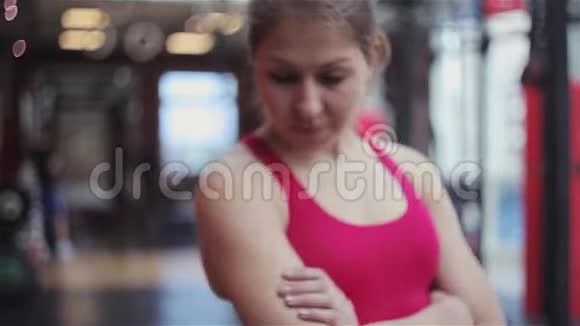 年轻女子运动员准备训练肖像在健身房视频的预览图