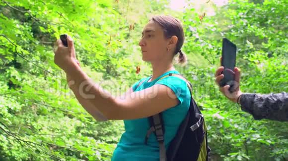 两位女性博客作者制作了关于绿色热带山林旅行的后台视频视频的预览图