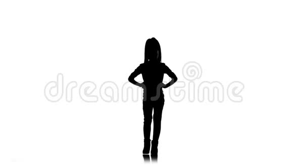 宝贝在演播室里抬起她的腿白色背景剪影慢动作视频的预览图