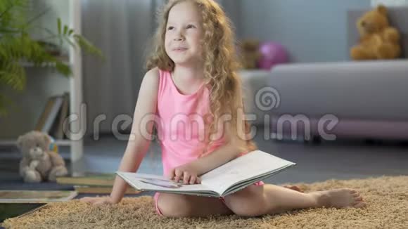 快乐聪明的女孩在家看书享受儿童文学视频的预览图