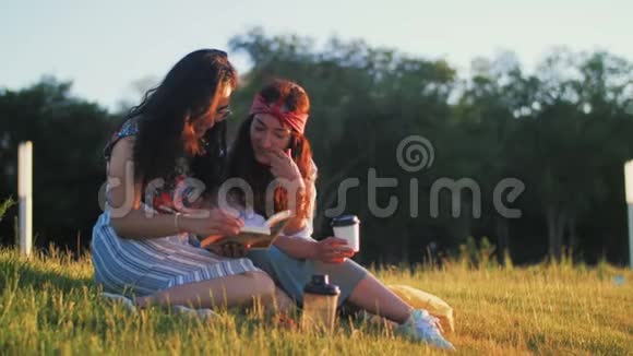 两个女孩正在讨论一本有趣的书视频的预览图
