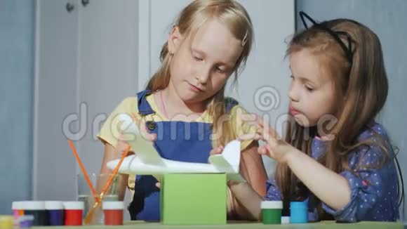 两个女朋友画一架玩具飞机儿童教育游戏视频的预览图