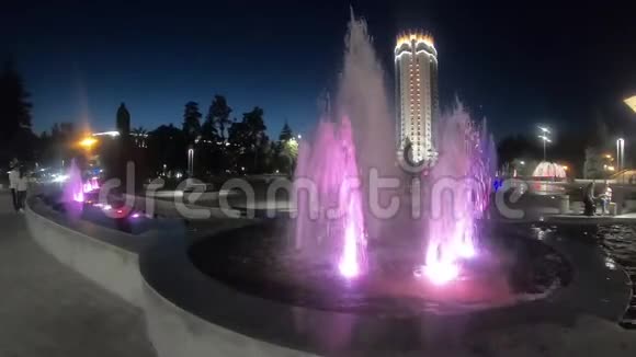 阿尔玛阿塔的多色喷泉视频的预览图