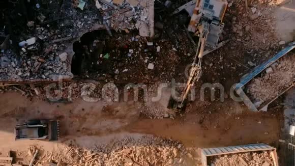 施工现场拆除机械的俯视图视频的预览图