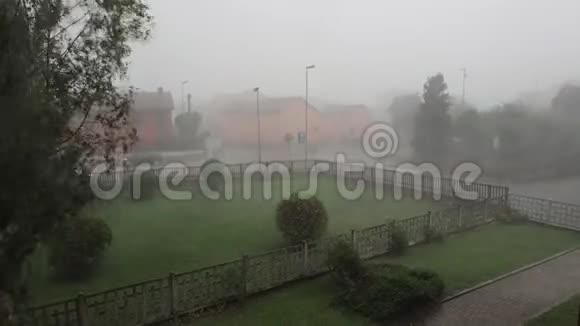 大雨和冰雹视频的预览图