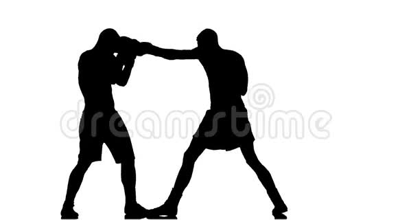 在两个运动员之间的拳击比赛中低击剪影视频的预览图