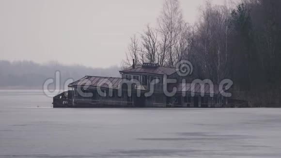 乌克兰普里皮亚特切尔诺贝利半沉河驳船视频的预览图