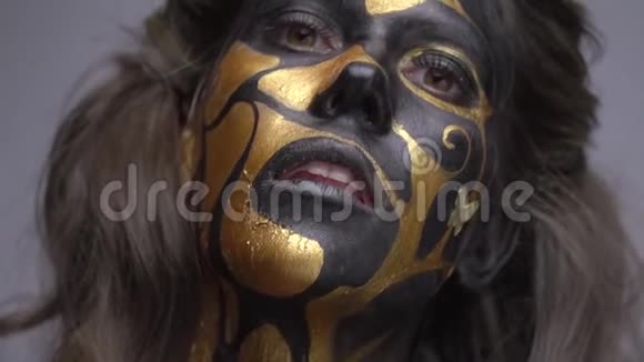 女人享受并闭上眼睛黑色金色身体艺术视频的预览图
