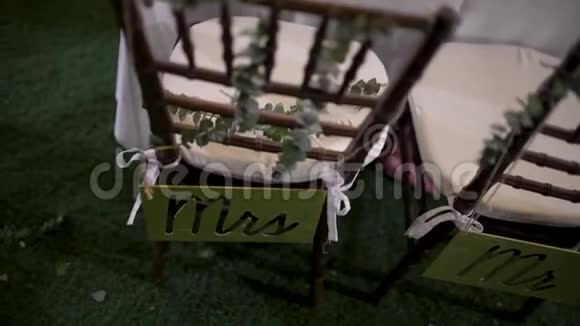 婚礼上的装饰新娘和新郎的椅子上都有标牌视频的预览图