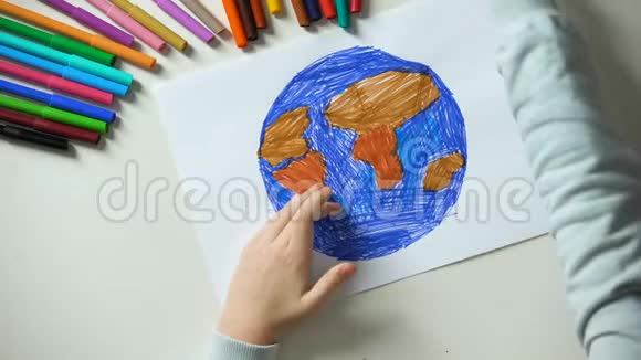 儿童把纸家庭放在地球绘画环保理念视频的预览图