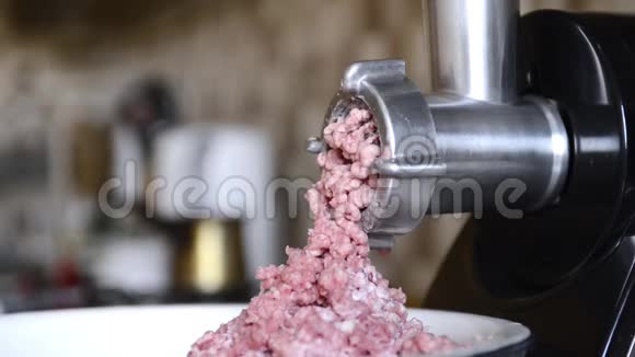 肉用绞肉机磨碎皮肉从电动绞肉机上掉下来视频的预览图