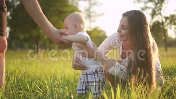 美丽的欧洲家庭和婴儿有时间在一起在绿色的农村视频的预览图