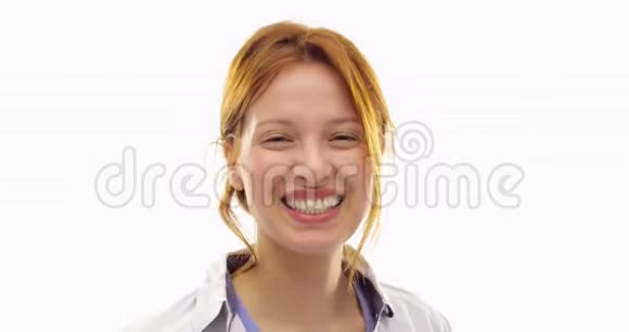 美丽快乐有趣的年轻红发酷成人女人微笑和使用太阳镜个人行动视频人物视频的预览图