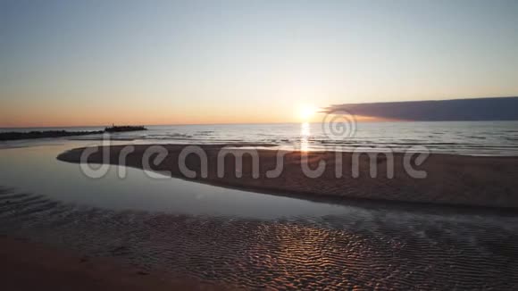 深红的日落晴朗的天空和镜子像水中的倒影拉脱维亚图亚2019年4月13日视频的预览图