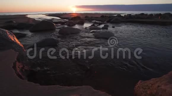 深红的日落晴朗的天空和镜子像水中的倒影拉脱维亚图亚2019年4月13日视频的预览图