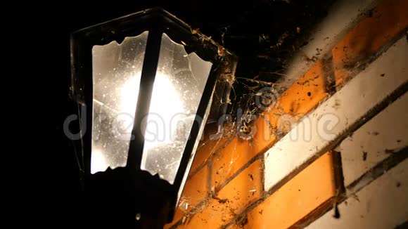 旧的发光灯笼在网上挂在房子的角落在晚上或晚上未来主义神秘云团视频的预览图