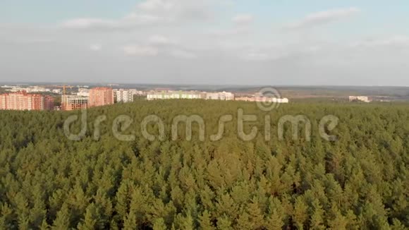 市郊松林厄彭乌克兰郊区的房屋建设视频的预览图