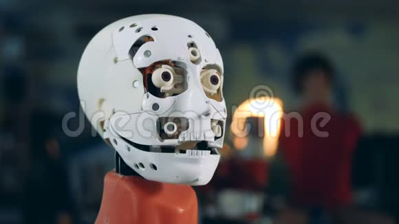 一个机械机器人的嘴在打开和关闭视频的预览图