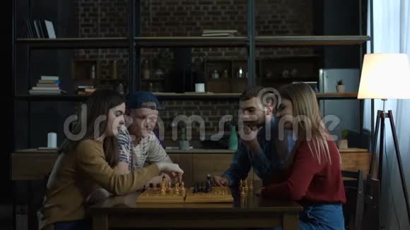 年轻人教象棋游戏快乐的女朋友视频的预览图