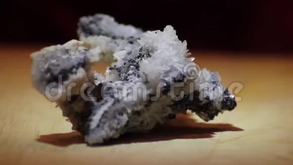 闪锌矿晶体宏观关闭和旋转室内视频的预览图
