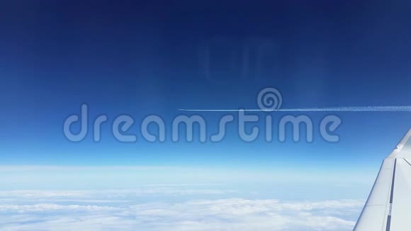 从窗户飞上云层的痕迹视频的预览图
