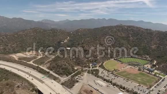 加利福尼亚州格伦代尔的足球场公路和山脉的空中射击视频的预览图