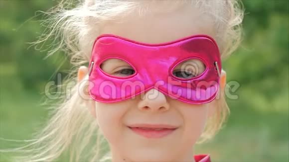 美丽的小女孩穿着超级英雄服装特写肖像儿童在英雄的面具视频的预览图