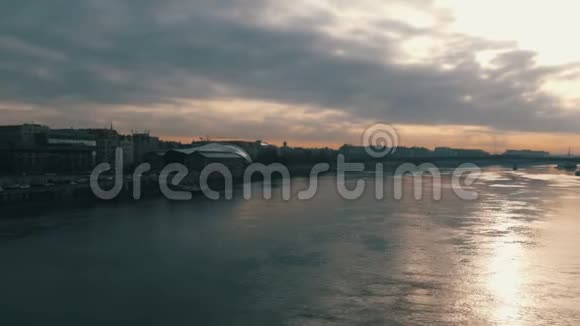 布达佩斯的多瑙河清晨的雾视频的预览图