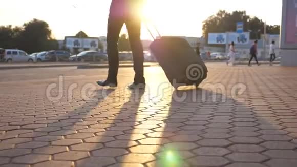 成功商人的脚从机场步行他的行李在城市街道年轻经理开车的腿视频的预览图