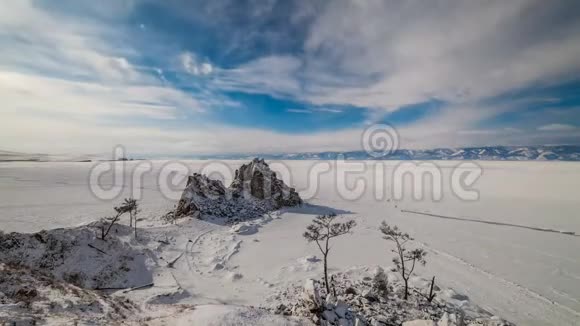 冬天在贝加尔湖上的沙曼卡岩时间推移视频的预览图