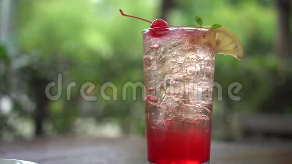 带樱桃和柠檬的红草莓汽水视频的预览图