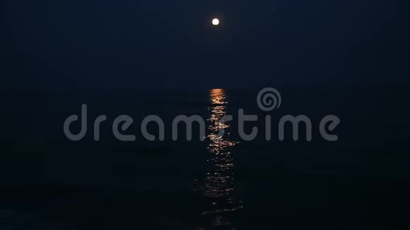 黄昏的月光在海面上时光飞逝视频的预览图