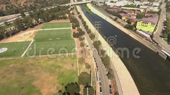 加利福尼亚州格伦代尔的足球场水和附近的空中射击视频的预览图
