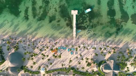 带棕榈树和白沙的加勒比海热带海滩的空中录像在多米尼加共和国蓬塔卡纳旅游和度假视频的预览图