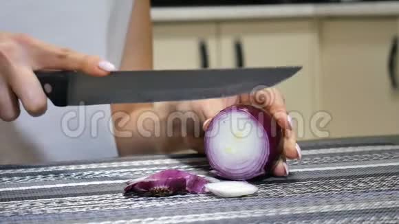年轻的女性在厨房里做蔬菜沙拉的时候红洋葱素食有机食品概念视频的预览图