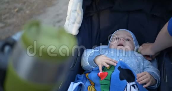 4KLittle男孩躺在婴儿车里缓慢地哭着视频的预览图