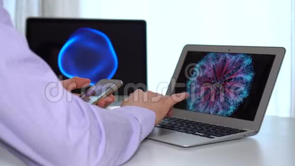 贴身商人男性手使用笔记本电脑和智能手机侧视视频的预览图