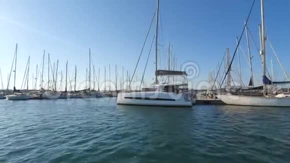 瓦伦西亚海军陆战队从游船上看到港口的游艇西班牙游艇俱乐部视频的预览图