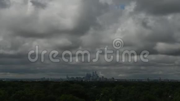 时间流逝视频显示云和天气中心城市费城视频的预览图