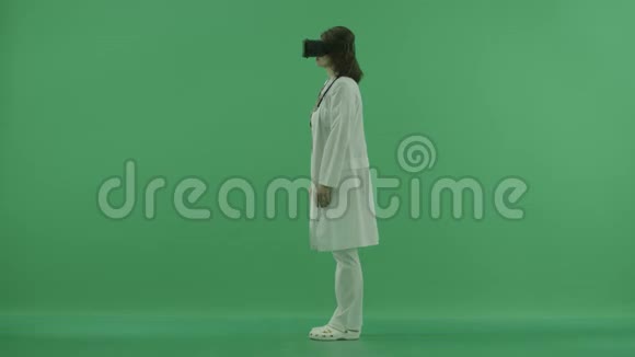 医生用虚拟现实眼镜看着左边视频的预览图